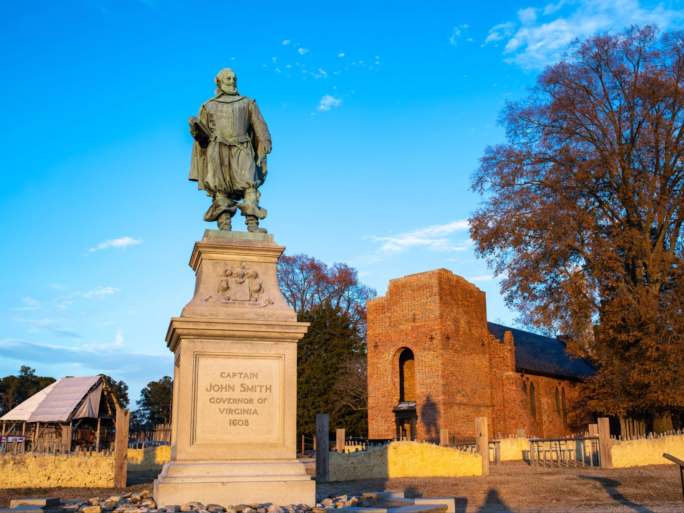 Pomnik Johna Smitha na miejscu historycznej osady w Jamestown