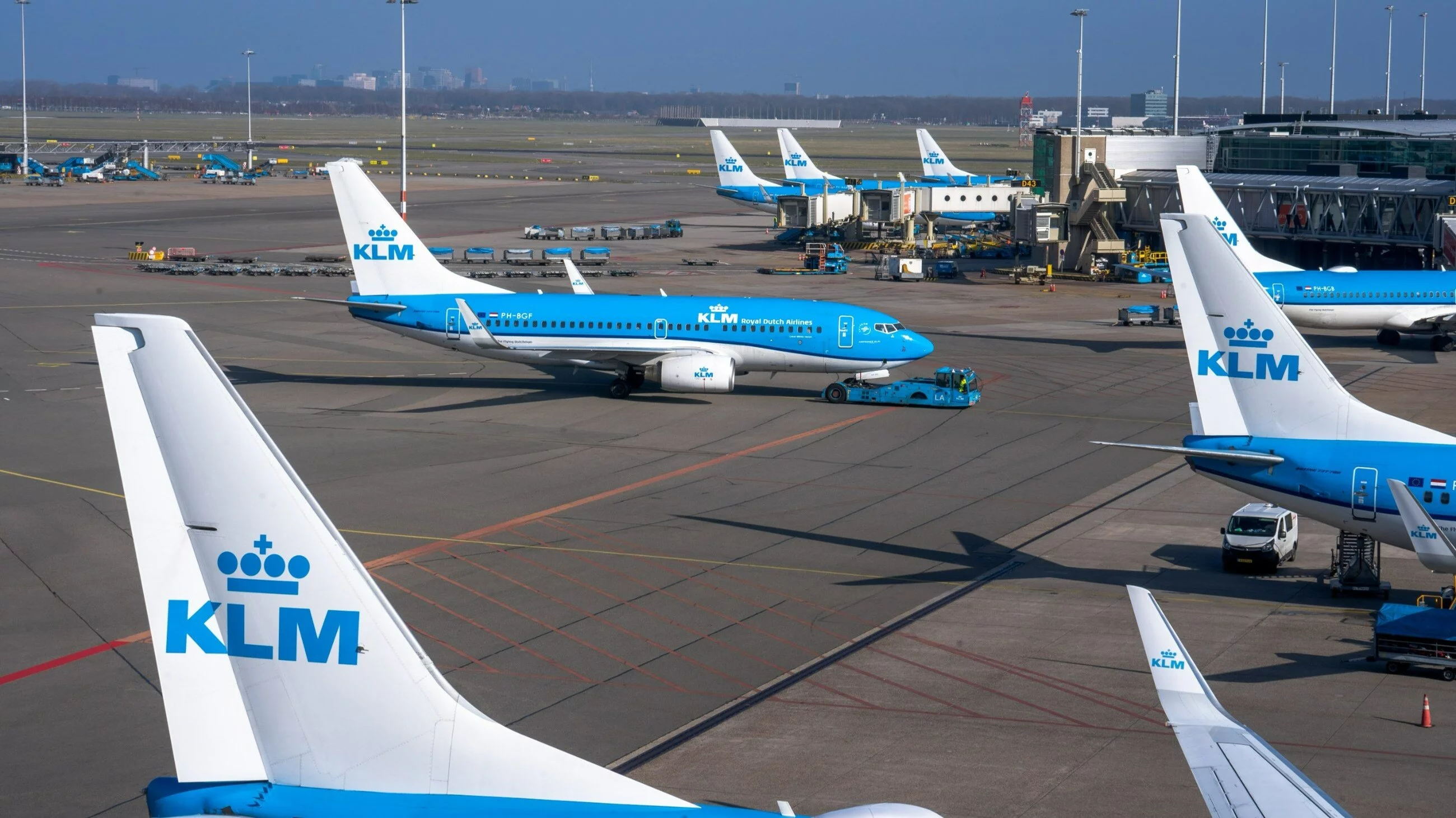 Samoloty na lotnisku Amsterdam Schiphol