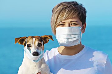 Pies i kobieta w maskach chirurgicznych (zdj. ilustracyjne)