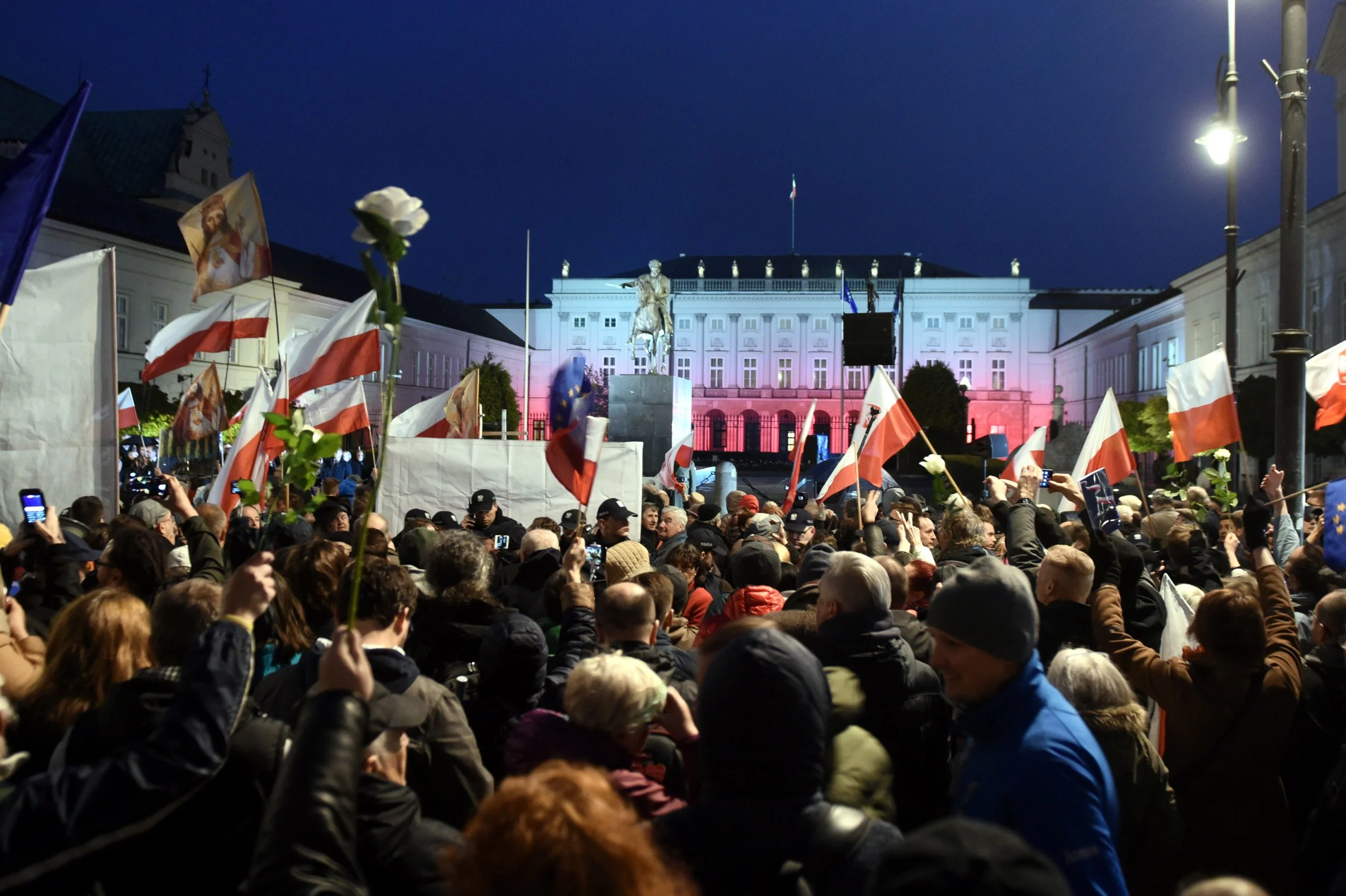 Miesięcznica smoleńska pod Pałacem Prezydenckim w Warszawie