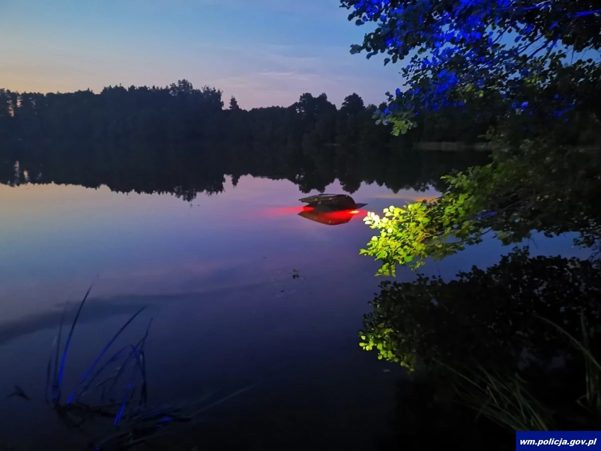 Zatopiony w jeziorze Okomin Duży samochód terenowy