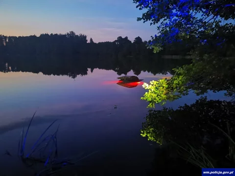 Zatopiony w jeziorze Okomin Duży samochód terenowy