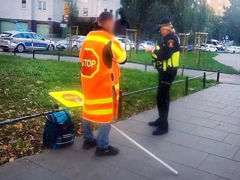 Pijany „stopek” przesłuchiwany przez strażniczkę miejską