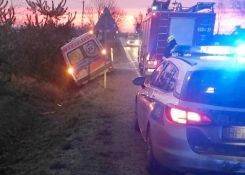 Karetka skończyła w rowie