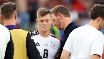 Piłkarz reprezentacji Niemiec Toni Kroos (w środku)
