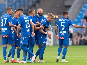 Piłkarze Lecha Poznań cieszą się z gola Michała Skórasia z Dinamo Batumi
