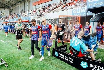 Piłkarze Piasta Gliwice wychodzą na mecz na swoim stadionie