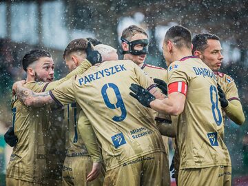 Piłkarze Pogoni Szczecin cieszą się po golu z Górnikiem Łęczna