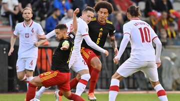 Piłkarze reprezentacji Polski i Belgii, Eden Hazard drugi od lewej