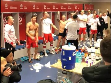 Piłkarze reprezentacji Polski świętujący w szatni