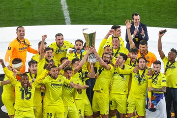 Piłkarze Villarreal z pucharem Ligi Europy