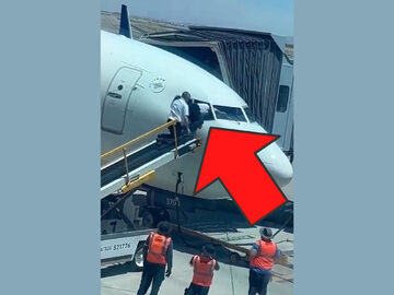 Pilot wszedł do samolotu przez okno