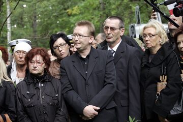 Piotr Walentynowicz (z przodu) podczas drugiego pogrzebu Anny Walentynowicz