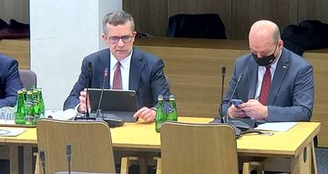 Piotr Wilczek podczas posiedzenia komisji sejmowej