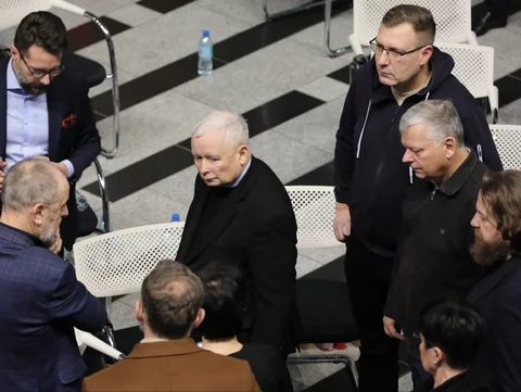 Prezes Prawa i Sprawiedliwości Jarosław Kaczyński (w środku), prezes TVP Mateusz Matyszkowicz (pierwszy z prawej) oraz posłowie PiS Marek Suski, Marcin Warchoł, i Radosław Fogiel w siedzibie TVP na Woronicza