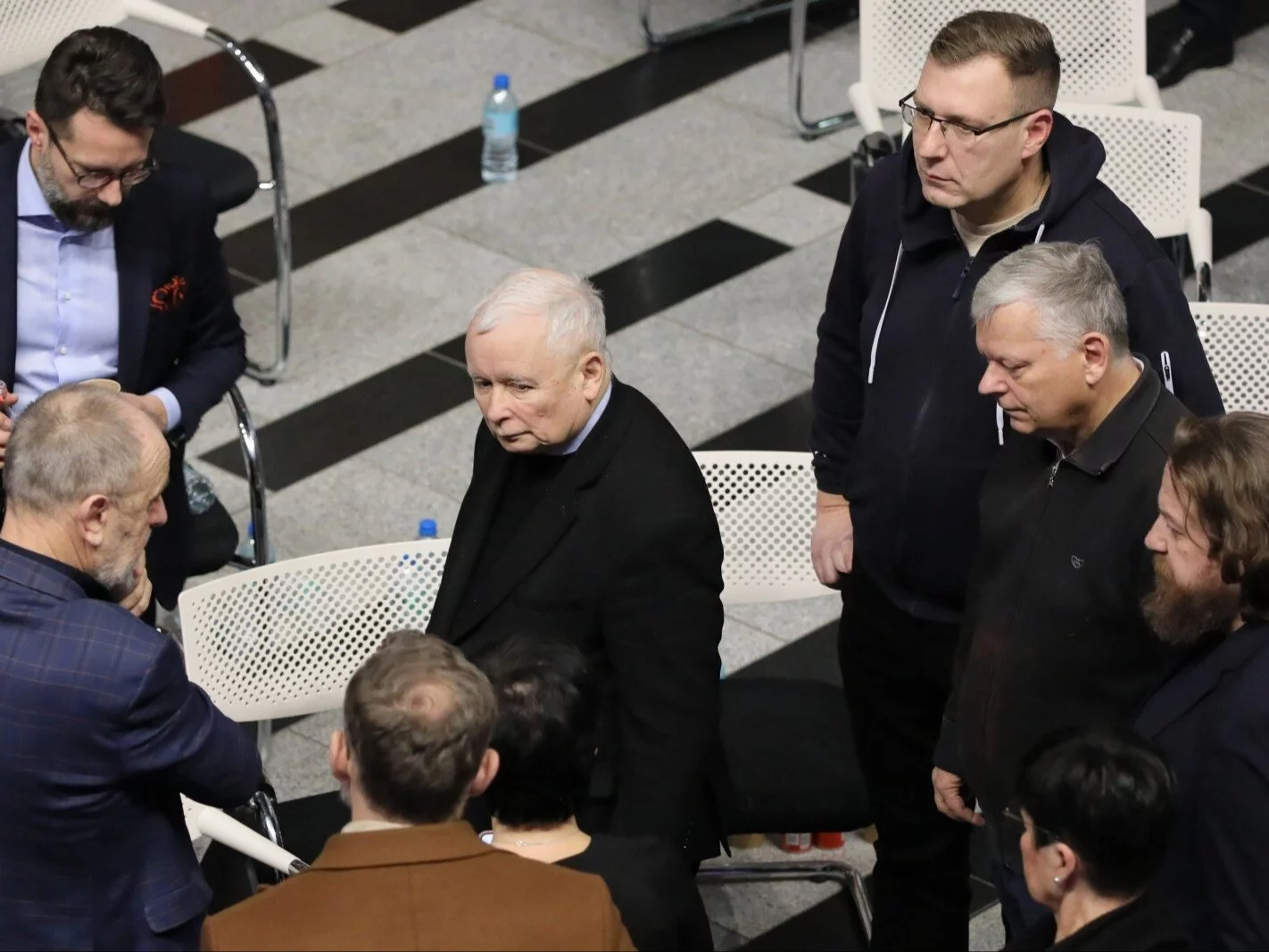 Prezes Prawa i Sprawiedliwości Jarosław Kaczyński (w środku), prezes TVP Mateusz Matyszkowicz (pierwszy z prawej) oraz posłowie PiS Marek Suski, Marcin Warchoł, i Radosław Fogiel w siedzibie TVP na Woronicza