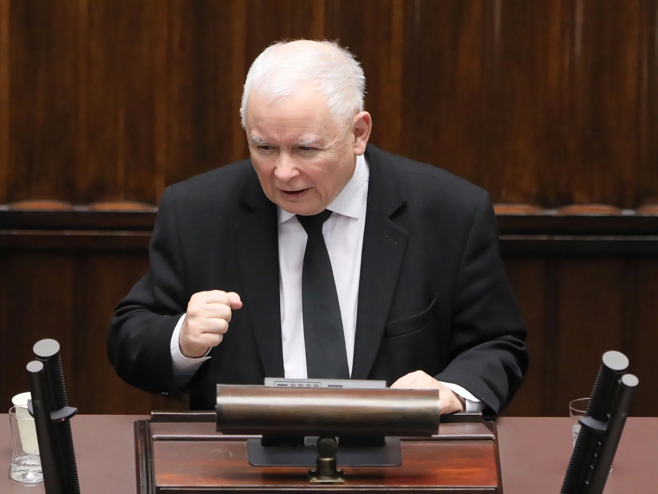 Prezes PiS Jarosław Kaczyński przemawia na sali obrad Sejmu w Warszawie