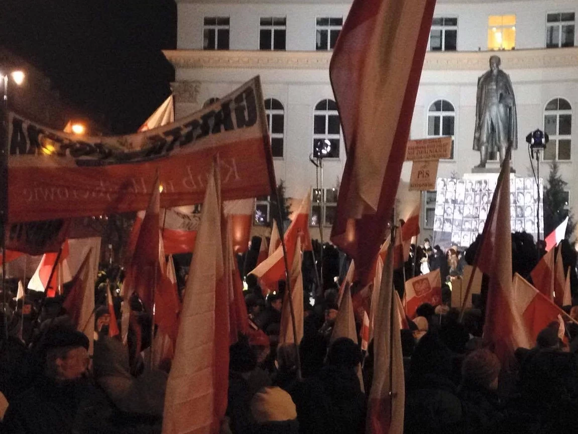 Tłumy zbierające się przed manifestacją PiS