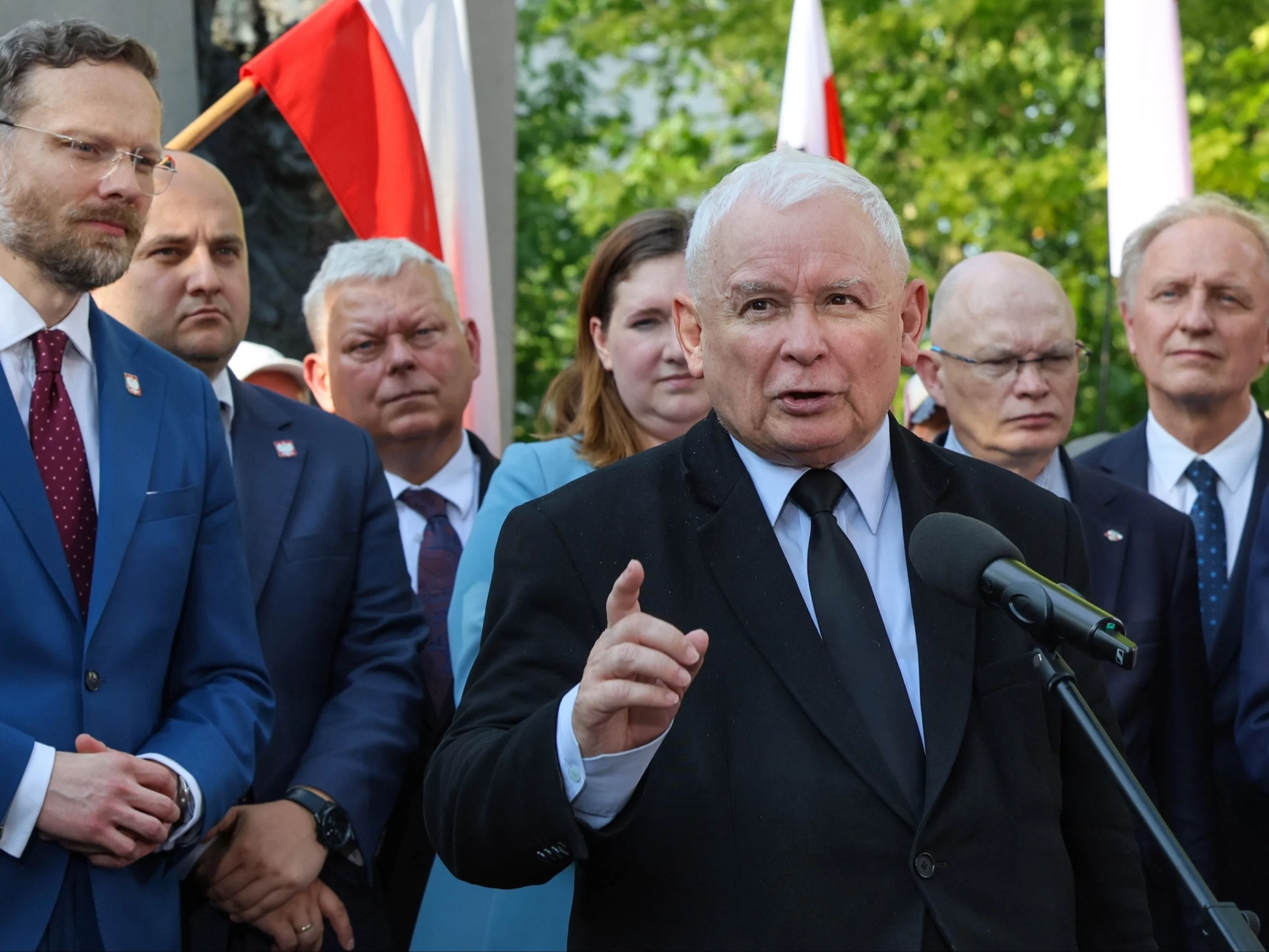 Prezes Prawa i Sprawiedliwości Jarosław Kaczyński oraz posłowie PiS Marek Suski, Waldemar Andzel i Zbigniew Bogucki przy Pomniku Rotmistrza Witolda Pileckiego w Warszawie