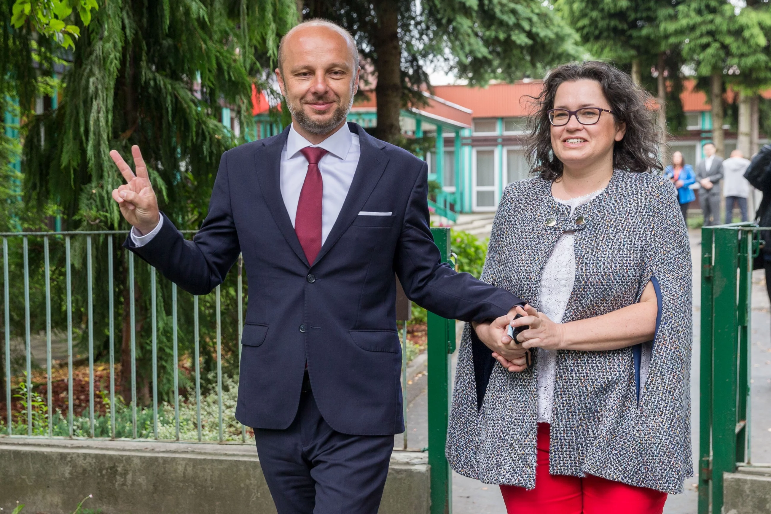 Konrad Fijołek z żoną po wyjściu z lokalu wyborczego