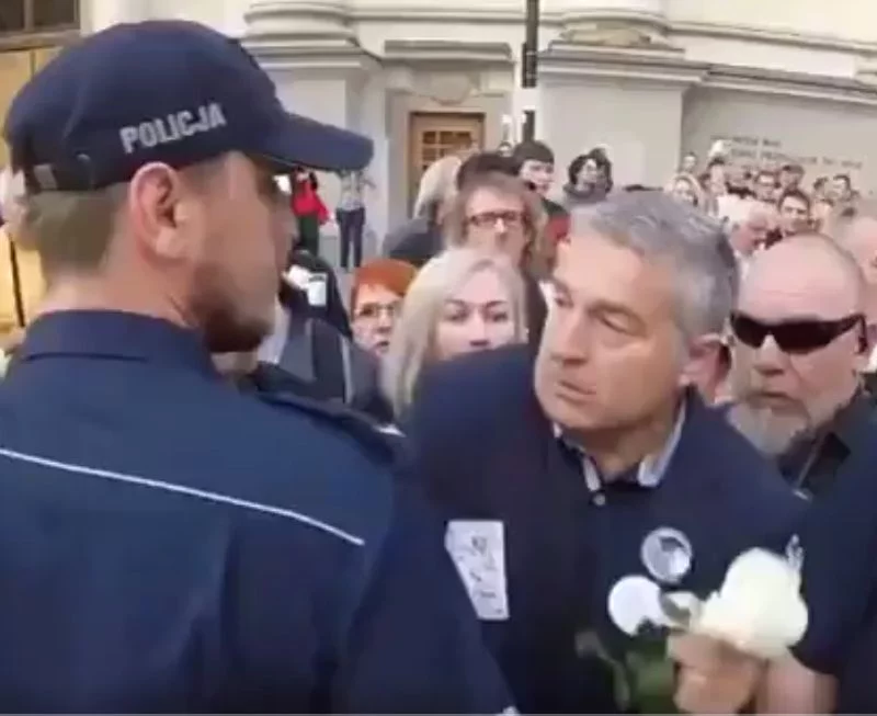 „Frasyniuk popycha policjanta”. PiS publikuje nagranie z Krakowskiego Przedmieścia