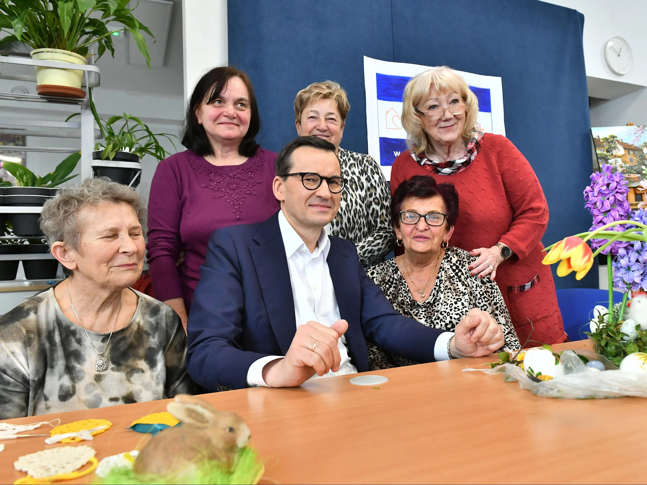 Premier Mateusz Morawiecki podczas wizyty w Klubie Seniora w Gryfowie Śląskim