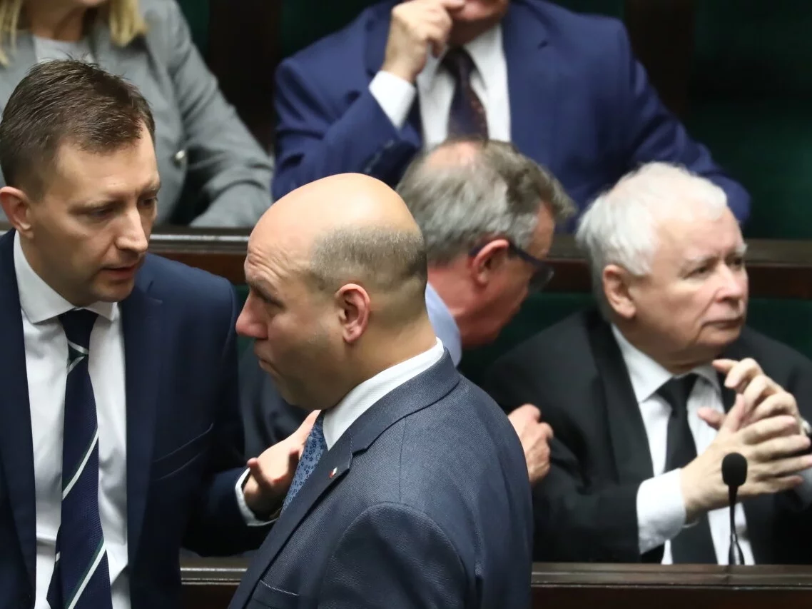 Prezes PiS Jarosław Kaczyński, minister-członek Rady Ministrów Łukasz Schreiber i minister ds. Unii Europejskiej Szymon Szynkowski vel Sęk na sali obrad Sejmu