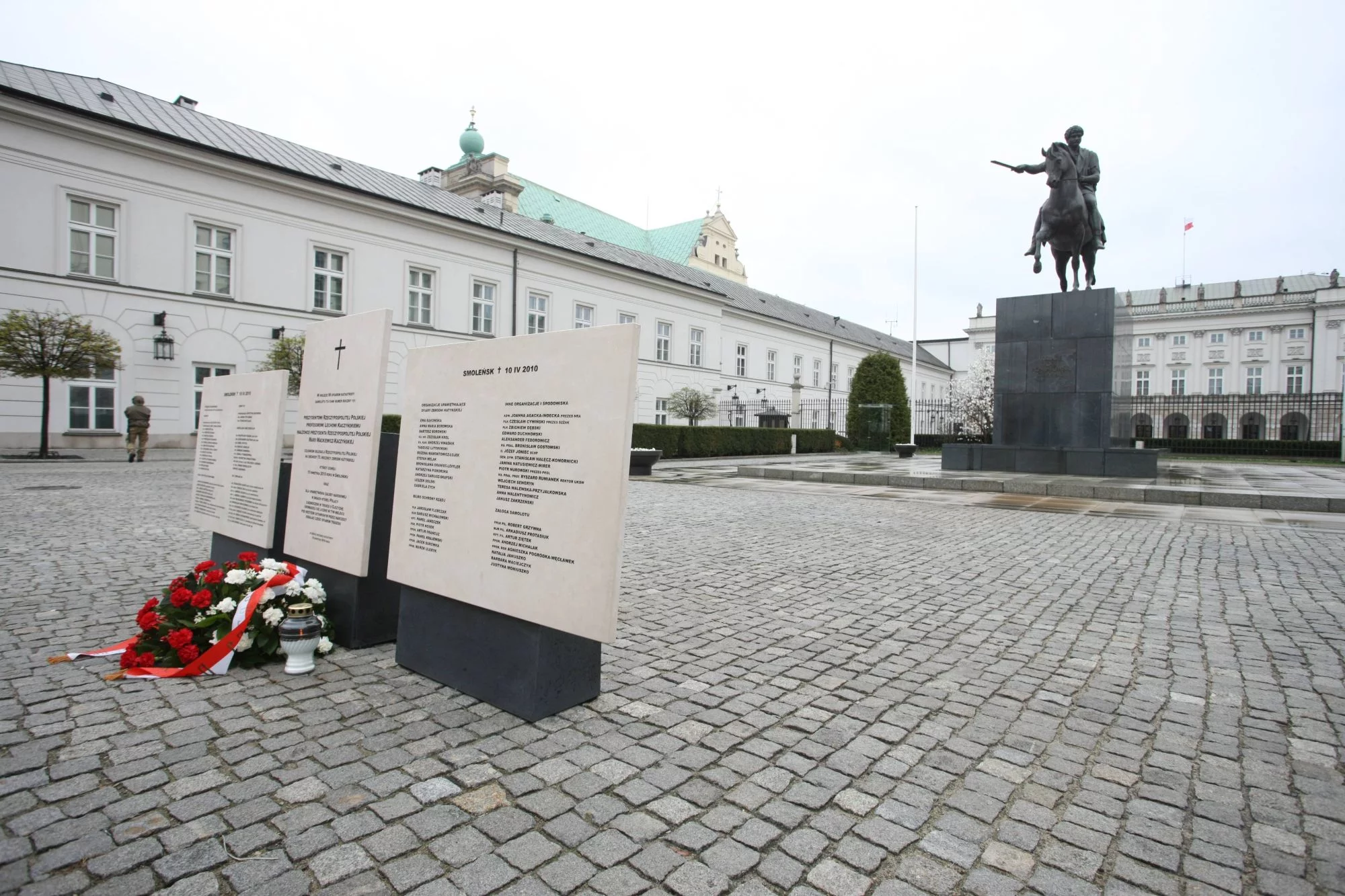 Tymczasowe tablice na Krakowskim Przedmieściu