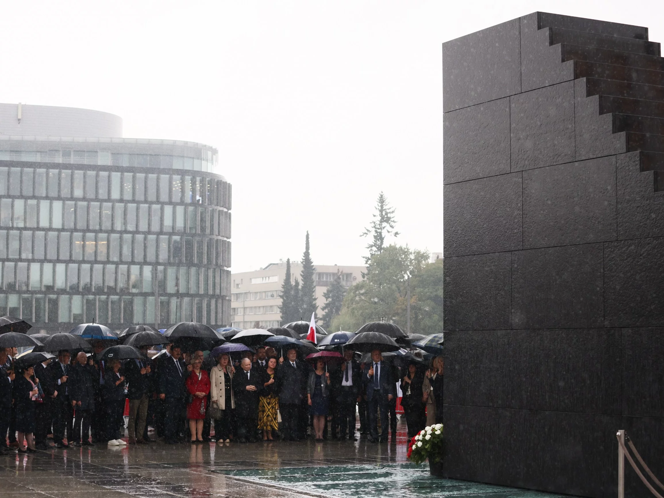 Politycy PiS przed Pomnikiem Ofiar Tragedii Smoleńskiej 2010 roku na pl. Piłsudskiego w Warszawie