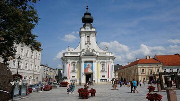 Plac Jana Pawła II w centrum Wadowic. Pośrodku Bazylika Ofiarowania Najświętszej Maryi Panny, po lewej urząd miejski