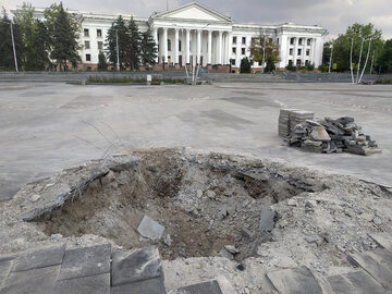 Plac Pokoju w Kramatorsku po uderzeniu rakiety