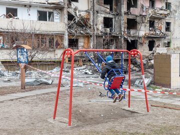 Plac zabaw na zniszczonych przedmieściach Kijowa