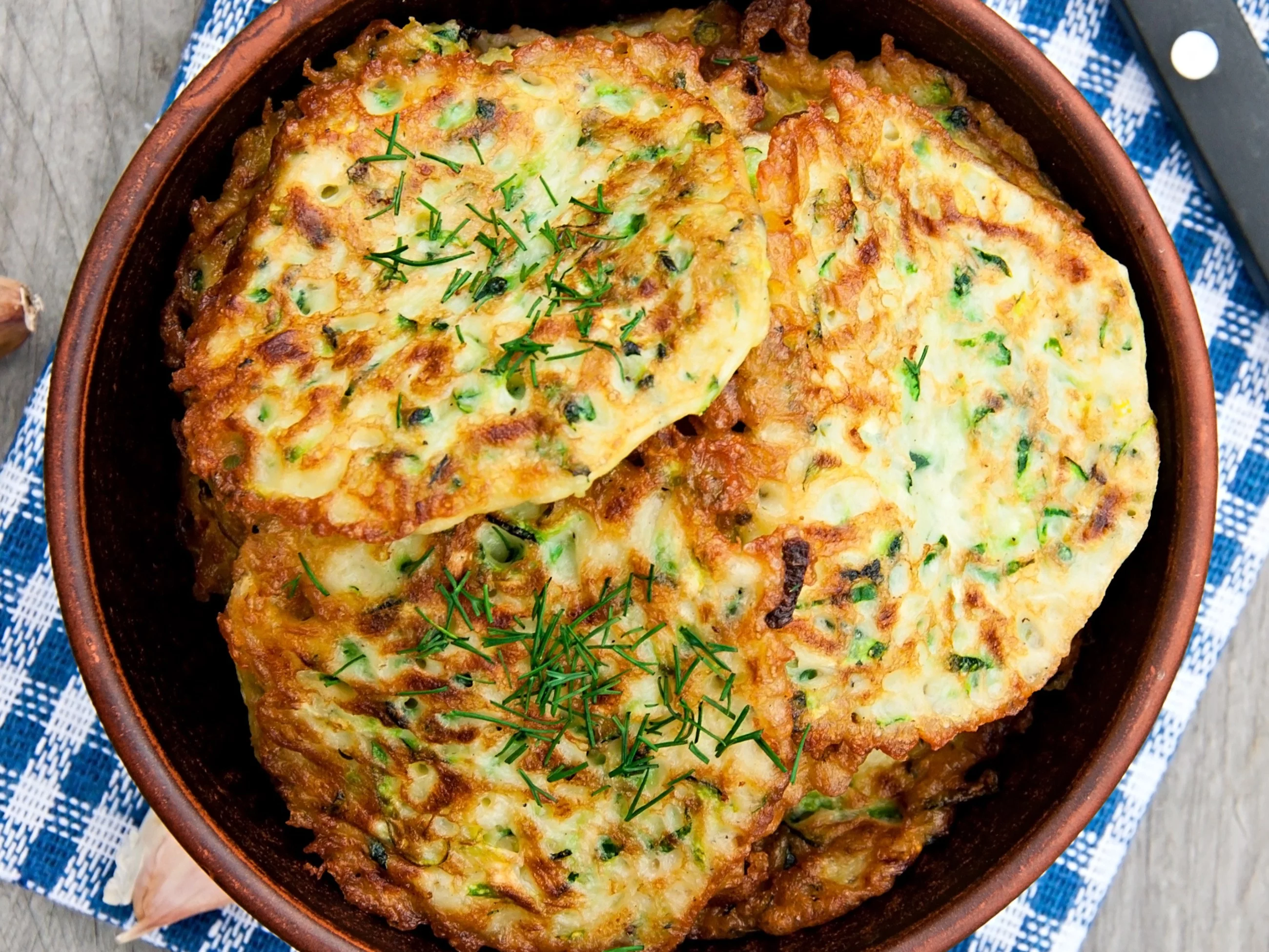 Lepsze niż tradycyjne placki ziemniaczane. Jeden składnik sprawia, iż są lżejsze i chrupiące