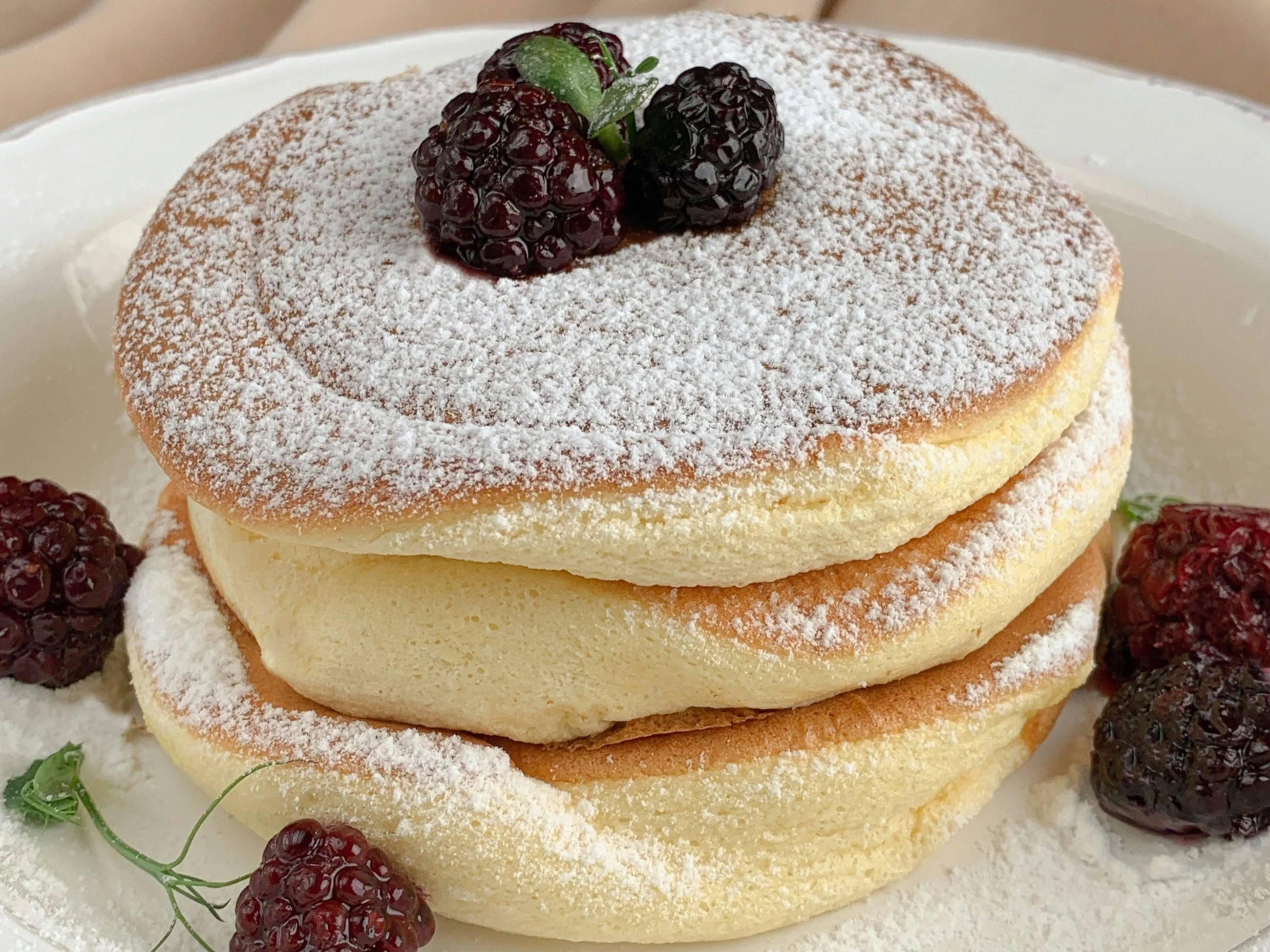 Placuszki puszyste jak chmurka zrobisz na maślance w 10 minut. Smakują jak marzenie