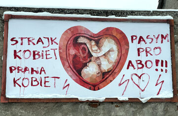 Plakat antyaborcyjny zniszczony przez zwolenników aborcji