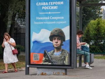 Plakat na przystanku w Moskwie z hasłem „chwała Bohaterom Rosji”