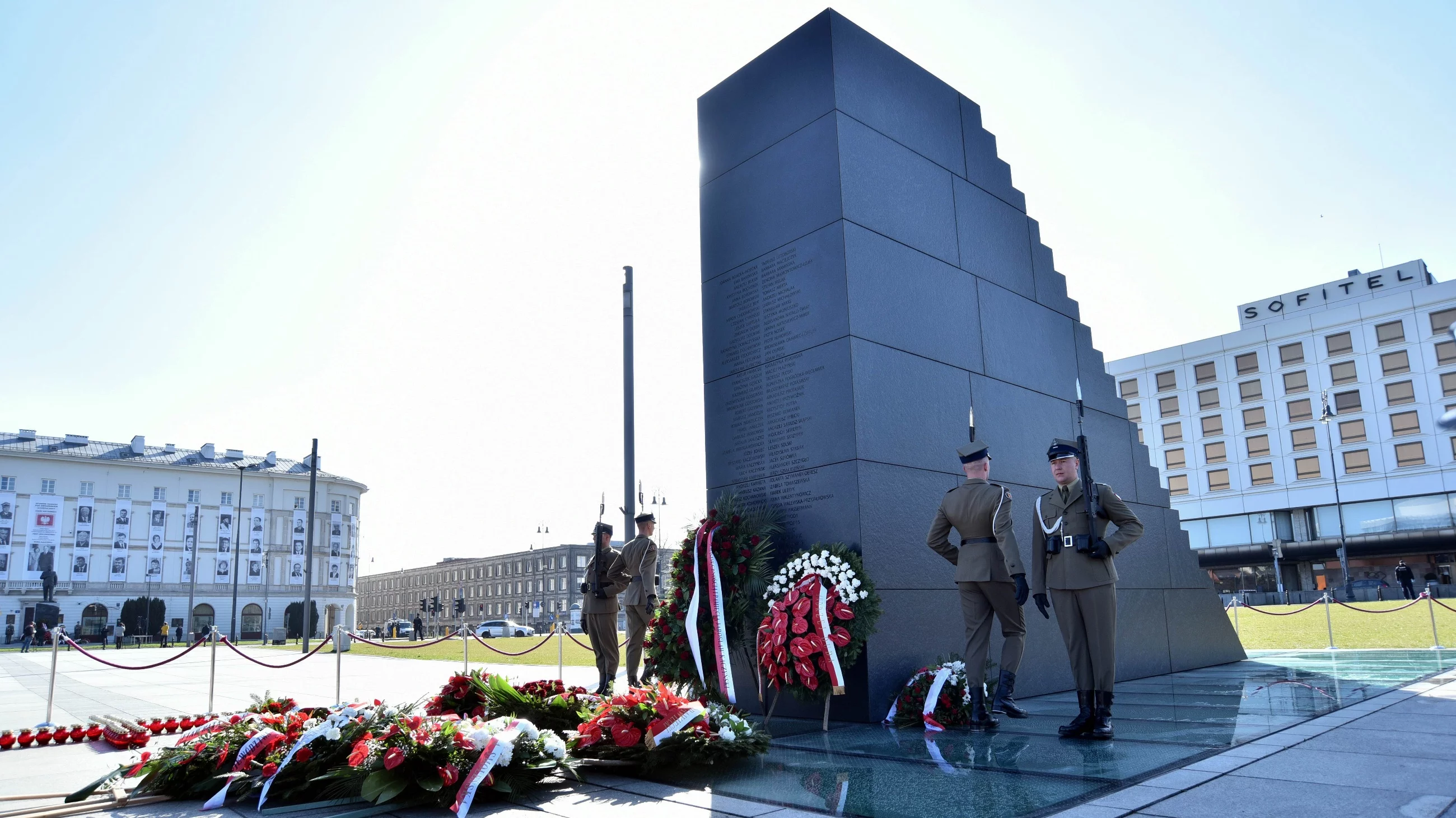 Pomnik smoleński w Warszawie