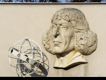Płaskorzeźba przedstawiająca Mikołaja Kopernika na fasadzie Centrum Astronomicznego im. Mikołaja Kopernika PAN w Warszawie