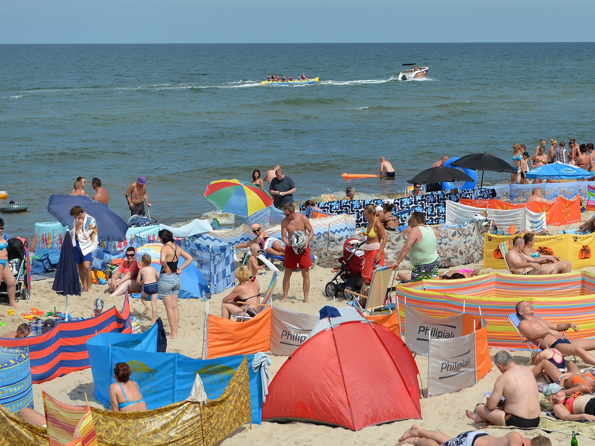 Plaża w Mielnie tonie w odpadach. Turyści śmiecą i narzekają, a korzystają  dziki i mewy – Podróże Wprost