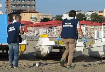 Plaża w Rimini, służby pracują na miejscu zdarzenia