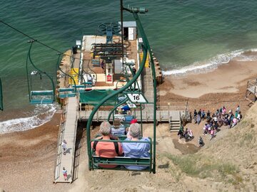 Plaża z wyciągiem krzesełkowym w Anglii