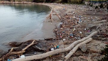 Plaże toną w śmieciach