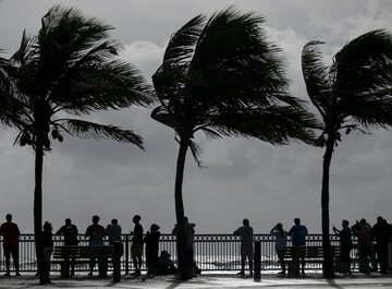 Plażowicze na Florydzie obserwują fale wywołane huraganem Dorian