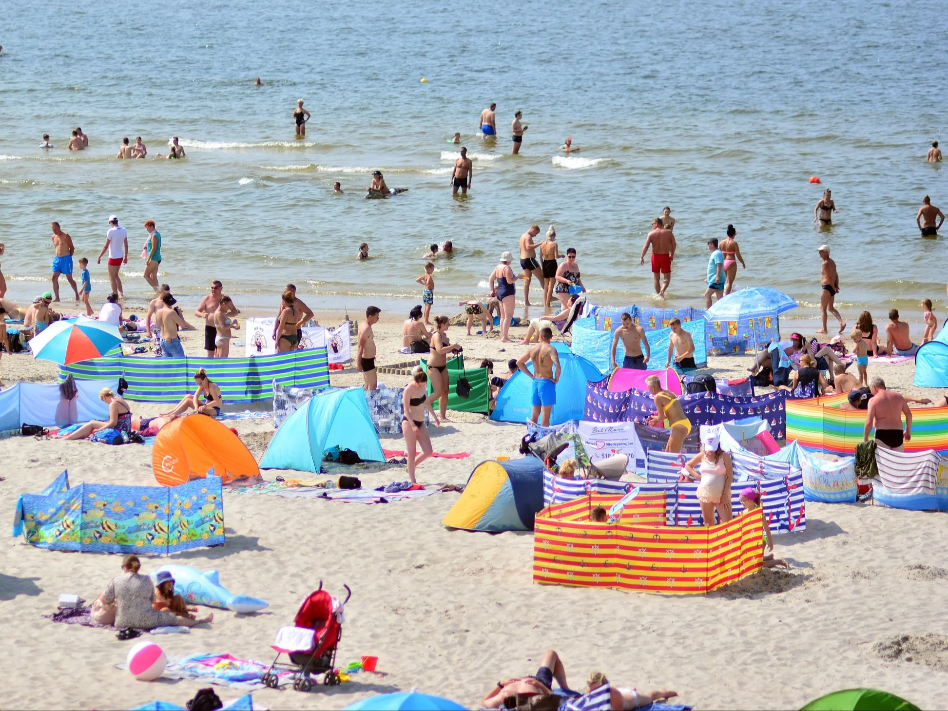 Turyści na plaży nad Bałtykiem