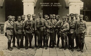 Płk Józef Piłsudski ze swoim sztabem przed Pałacem Gubernialnym w Kielcach w 1914 r.