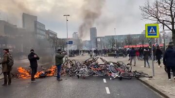 Płonąca barykada z rowerów podczas antylockdownowego w Holandii