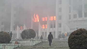 Płonące budynki po zamieszkach w Kazachstanie