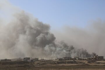 Płonące miasto na trasie ofensywy na Mosul