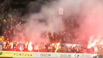 Płonące szaliki na stadionie GKS-u Katowice