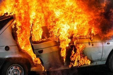 Płonący samochód (zdj. ilustracyjne)